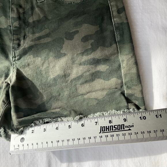 Universal Thread Women’s Frayed Denim Shorts size 0/25, Camo Green - Picture 3 of 10